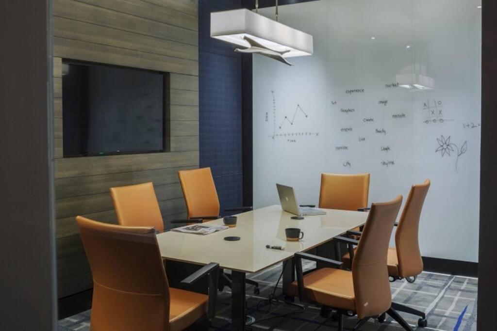 Awesome 1 Bedroom Apt + Den At Crystal City With Gym Άρλινγκτον Εξωτερικό φωτογραφία