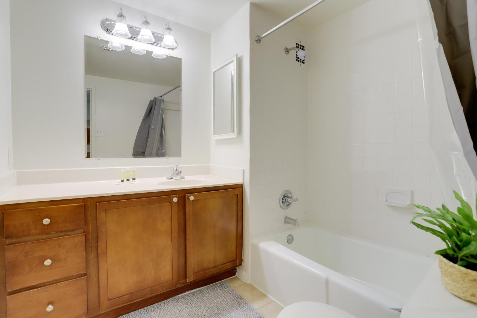 Awesome 1 Bedroom Apt + Den At Crystal City With Gym Άρλινγκτον Εξωτερικό φωτογραφία